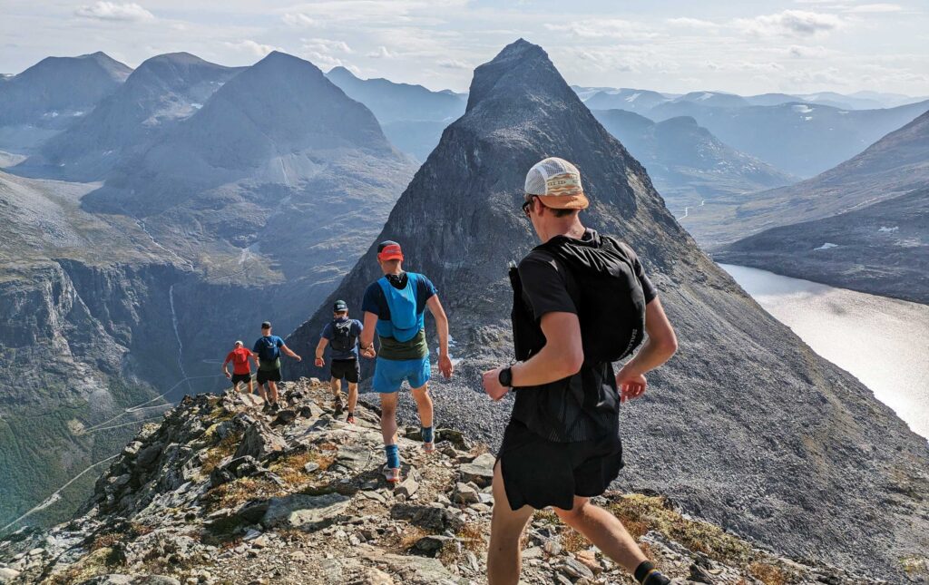 Fem løpere på vei mot Bispen i Romsdalen