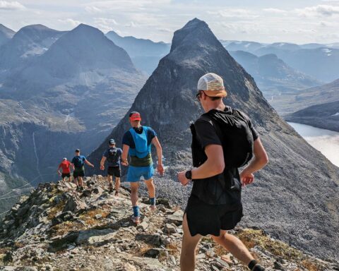 Fem løpere på vei mot Bispen i Romsdalen